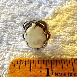 Elegant Silver and Cream Women's Ring, size 8